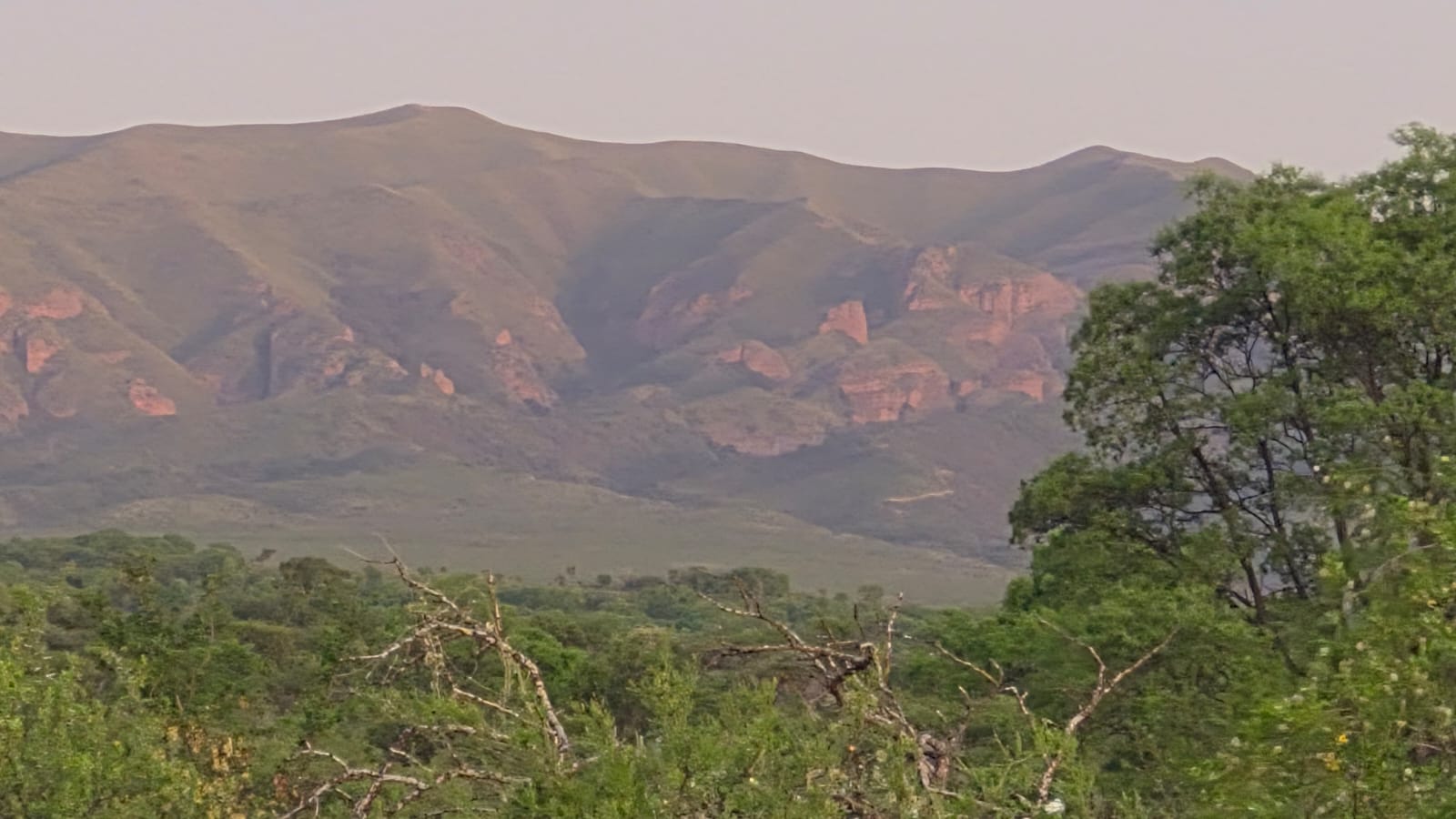Atardecer sobre las sierras vistas desde el campo en Córdoba