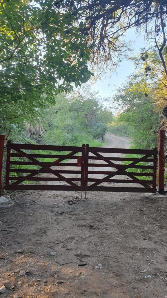 Tranquera de acceso al campo, foto vertical